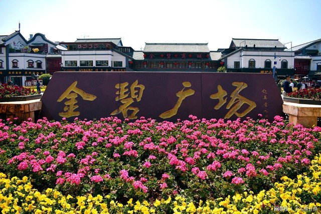 金马碧鸡坊位于昆明市中心三市街与金碧路汇处的金碧广场上,高12米