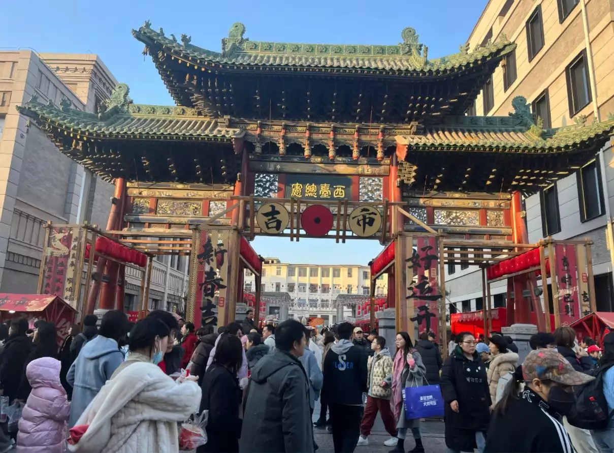 海外网评：春节经济“热辣滚烫”当年他用1400张照片，毁掉张柏芝、阿娇和陈冠希，现在怎么样了(图1)