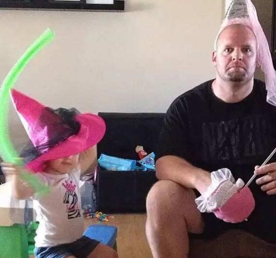  出道|“冻龄爸爸”照片火了，和女儿合照似兄妹，网友直呼：出道吧