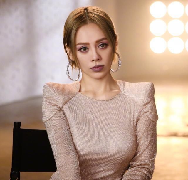  复活赛|《乘风破浪》黄圣依白冰淘汰？网传孟佳阿朵复活，万茜组全员晋级