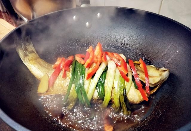  羊肉|鲈鱼不清蒸，还能这样吃，色香味俱全，好吃翻倍，招待客人有面子