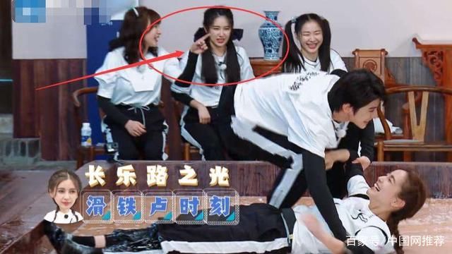  关心|寒心!baby台上摔倒，跑男兄弟都在笑，只有阚清子关心她疼不疼