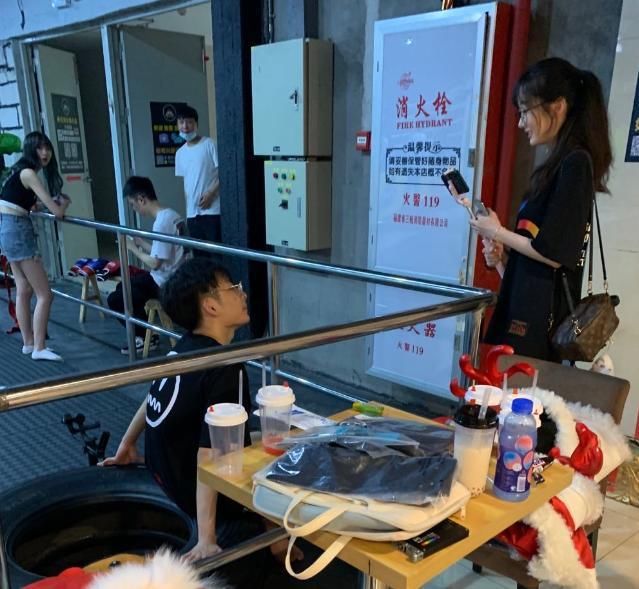  华拳|昔日兄弟反目成仇？赖神与吕德华拳馆决斗，瓜妹在旁＂煽风点火＂