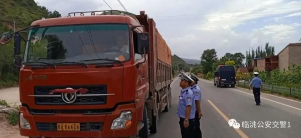 交通违法行为|【减量控大】临洮交警重拳出击严查货车“百吨王”违法行为