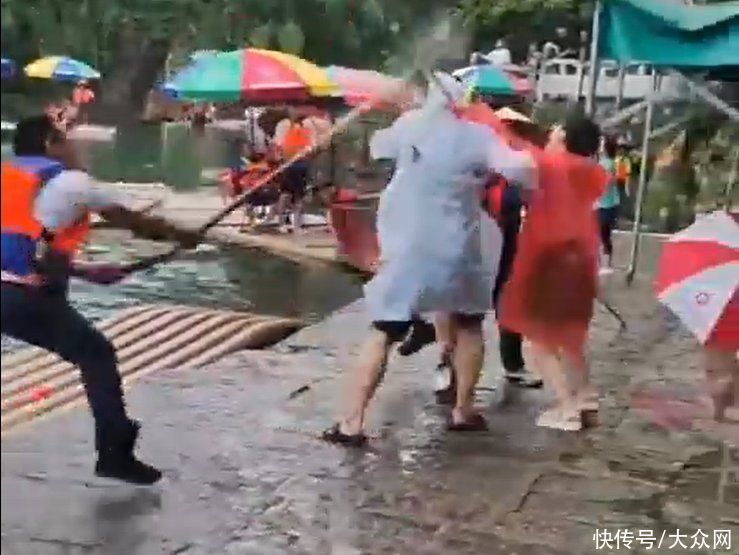 广西桂林一景区发生工作人员与游客互殴事件？官方回应：正在调查核实