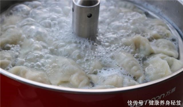  每次|秋天多给孩子做这馅的饺子，鲜美入味，每次煮一大锅，百吃不厌
