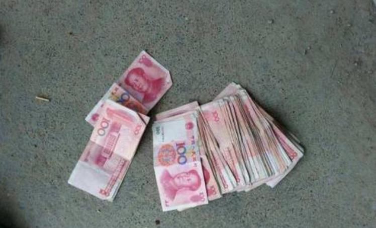 骗子|掉在地上的百元大钞千万不要乱捡，小心有诈，骗术真的是五花八门！