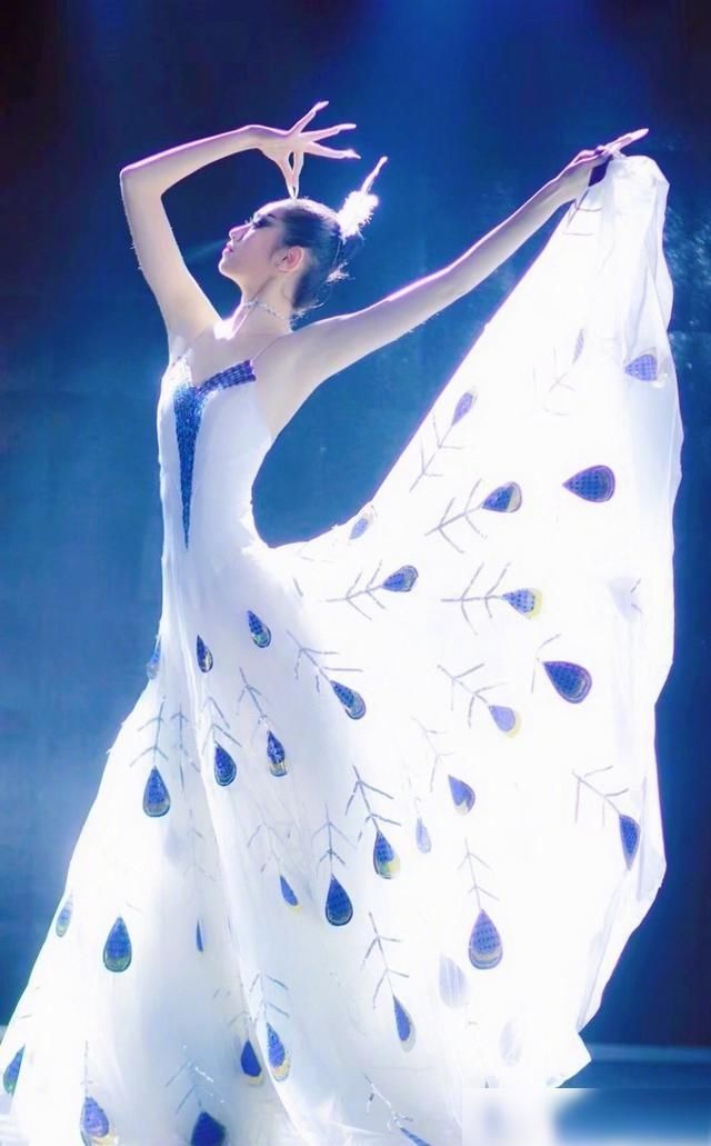  晒出|小彩旗被彻底放弃？杨丽萍为外甥女小白兔庆生，这是新的接班人？