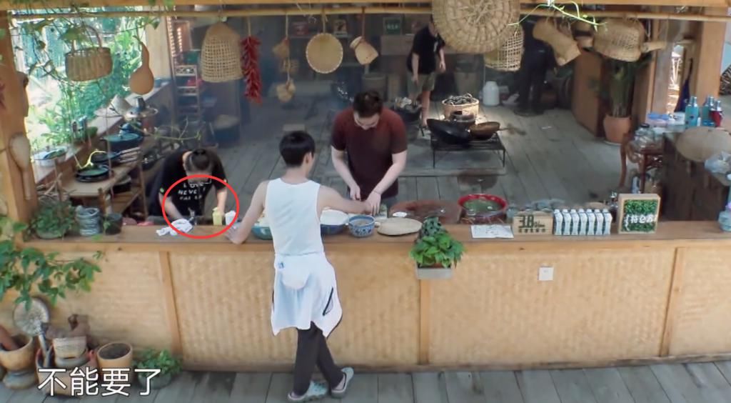  蘑菇|蘑菇屋准备的菠萝都坏了，谁注意宋丹丹机智的反应？差点信以为真