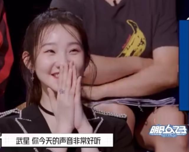  明日|硬糖少女助阵《明日之子》nene穿婚纱帮唱学弟，张艺凡羡慕