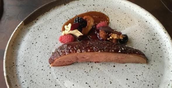 体验|亲临体验全澳最著名法国餐厅,品17道菜,赏55层美景,就餐3小时