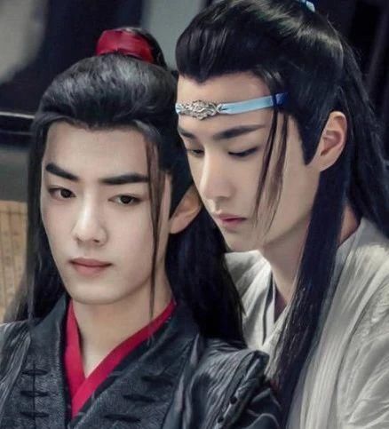  王一博|王一博节目中模仿剧情却写错字，网友调侃：先把书念好！