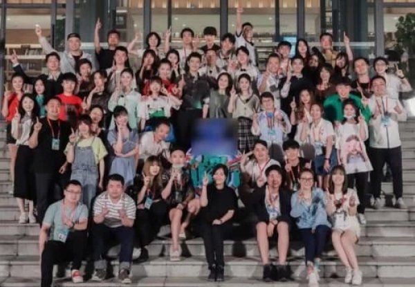  赵丽颖|《中餐厅4》晒全家福，赵丽颖C位，王俊凯新形象我爱了！