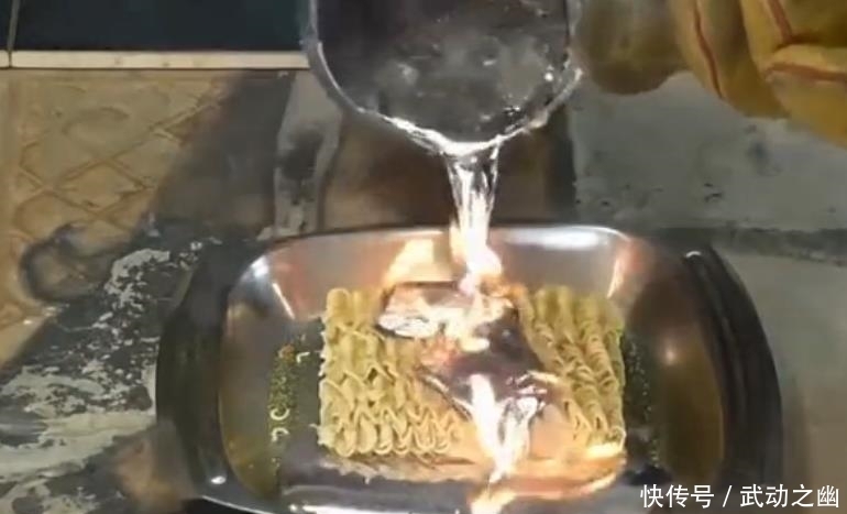 惊奇不已|男子好奇把铝水倒在方便面上,出现的结果让人惊奇不已