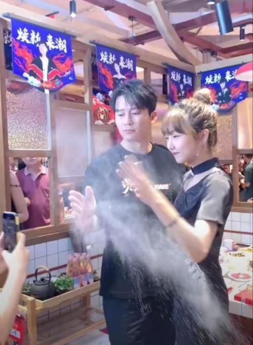 分手|李晨分手后异性缘太好,与众多美女亲密互动大秀肌肉,却被吐槽“油腻”