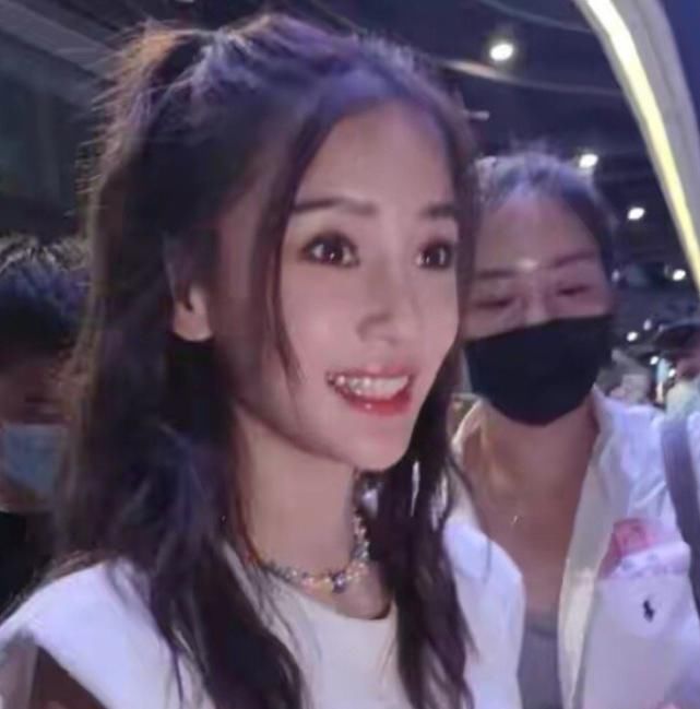  人气|蔡徐坤《快本》生图，梳背头造型成熟，同期嘉宾还有高人气女明星