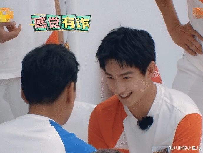  档综艺节目|《元气满满的哥哥》对战，王耀庆拍红杨洋手背，画面可怜又好笑