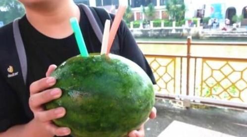  大爷|大爷卖西瓜汁却从不买杯子，看清他把鲜榨西瓜汁装哪，路人排队买