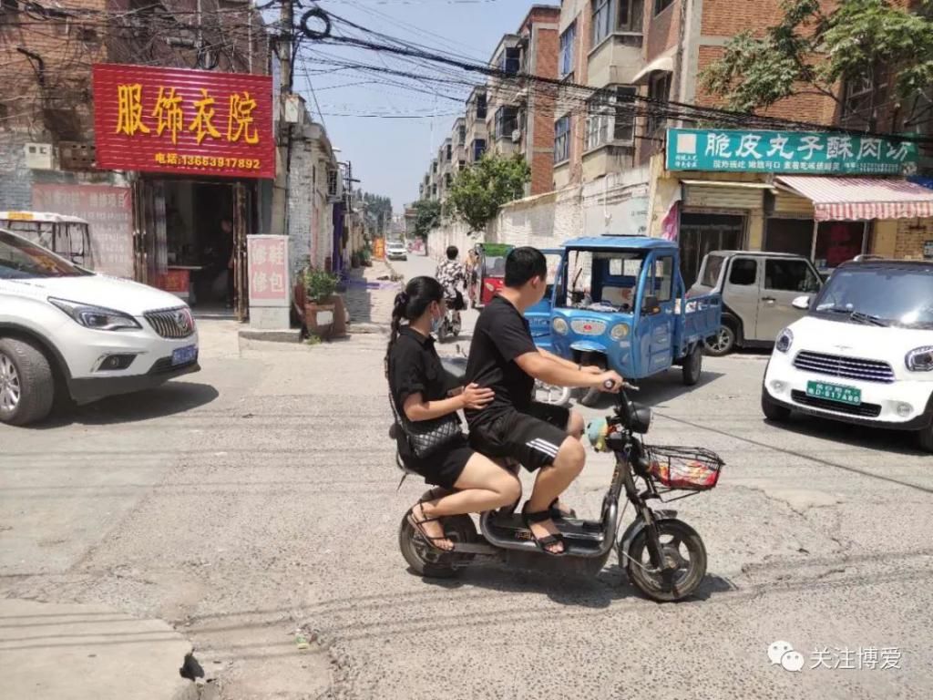  博爱|博爱一摩托车和三轮车怼上了！