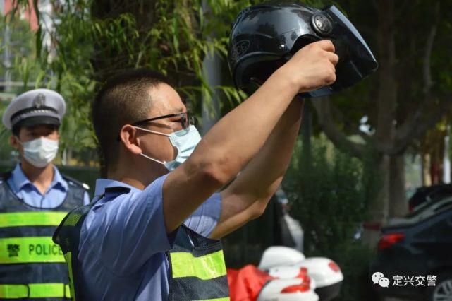 交警|定兴交警为环卫工人送上安全头盔