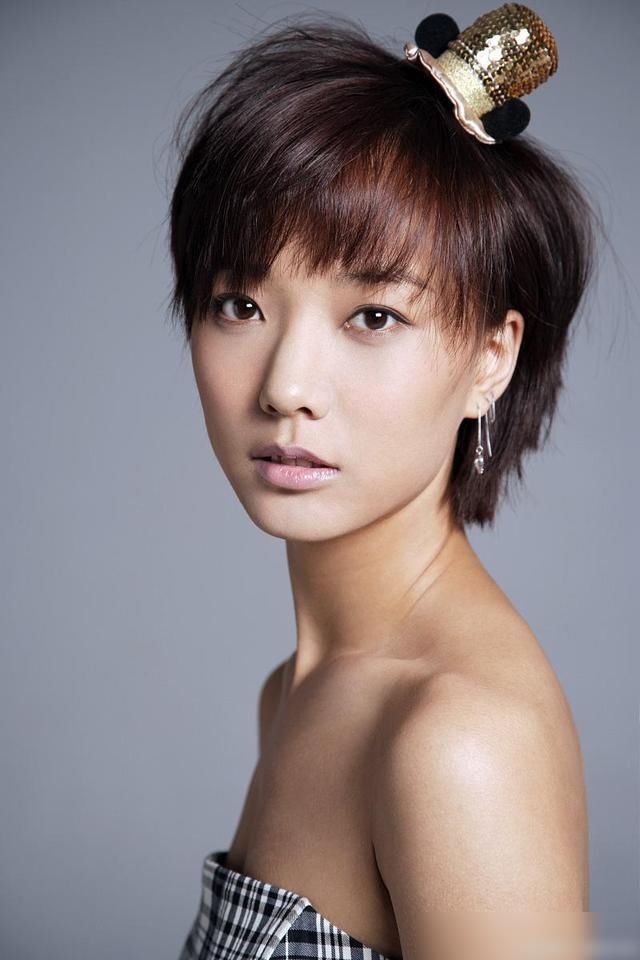  雕塑|郭京飞王珞丹坐雕塑踩石碑，各位猜一把这段播不播！