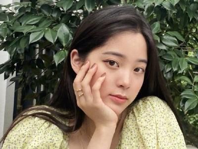 何炅|《向往》发布新海报,谁注意何炅对欧阳娜娜做出的动作?看出两人关系