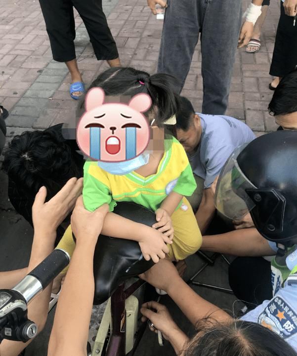  卡车|顺德一女孩脚卡车轮内，骑车带孩子的家长要注意！