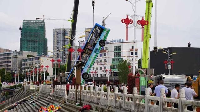  大喊|贵州公交坠湖幸存者:乘客在车突然拐弯时大喊起来