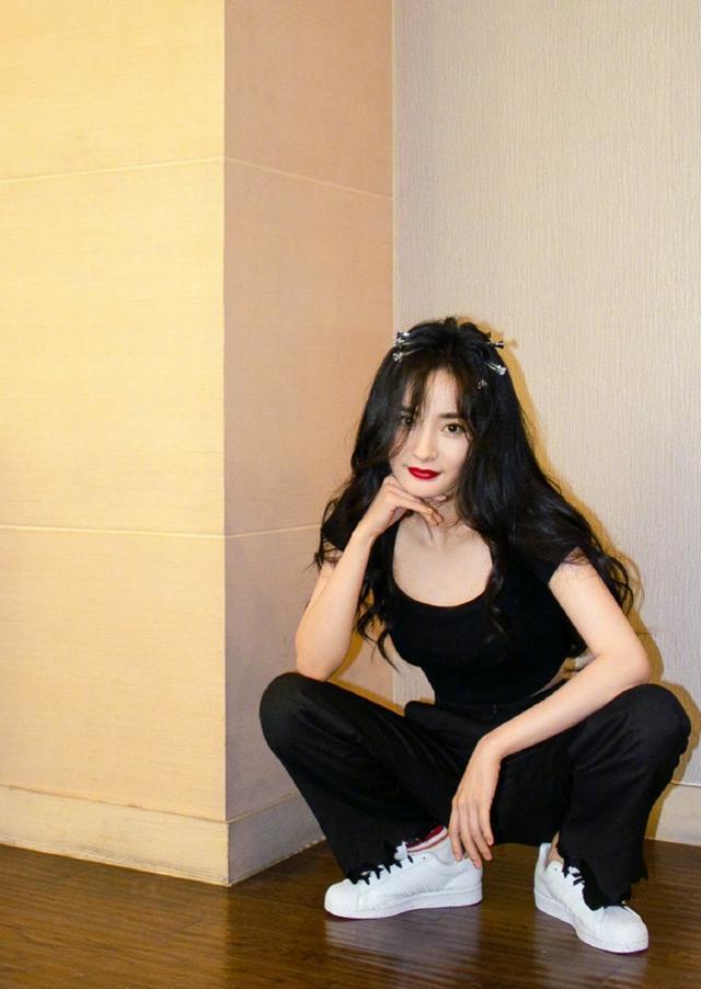 简单|杨幂就是个“小腰精”,T恤配休闲裤照样穿出时尚,又美又飒