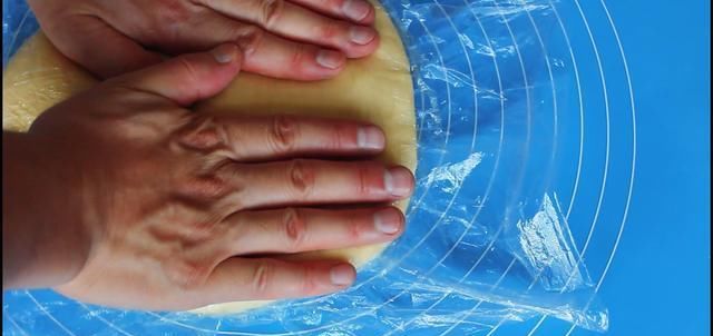 酵母|纯手工制作甜甜圈教程,外焦里嫩颜色金黄,再也不用为早餐发愁了