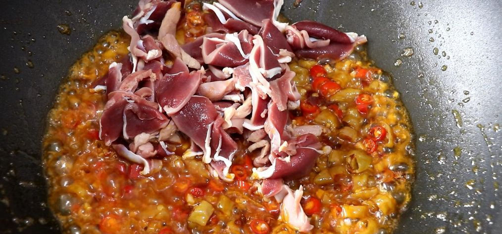 胃口|三伏天没有胃口?教你用鸭胗做一道菜,配上泡椒,太下饭了