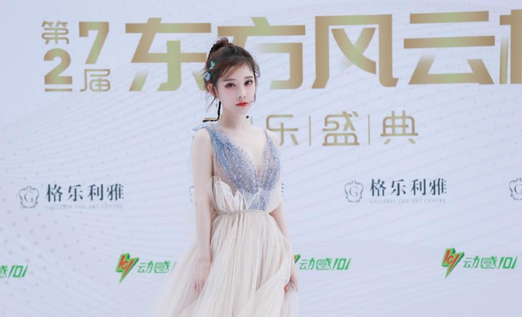  依旧|不愧是“宅男女神”，冯提莫露背轻纱裙配高马尾，29岁依旧甜美