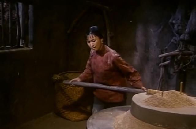  舞台姐妹|谢晋、《小花》导演张铮均用她出演主要角色，今80岁仍活跃影坛