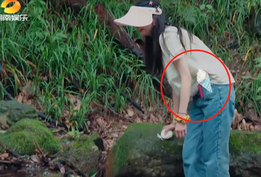 被迫|郑爽节目中遇生理期却被迫淋雨,有谁注意她的动作?女生看了都懂!