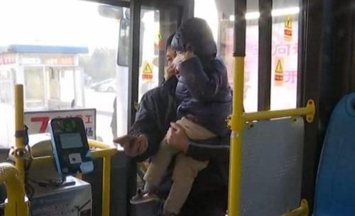 公交车|公交车上婴儿哭闹，爸爸却不管不顾，乘客的一句抱怨，救了一个家