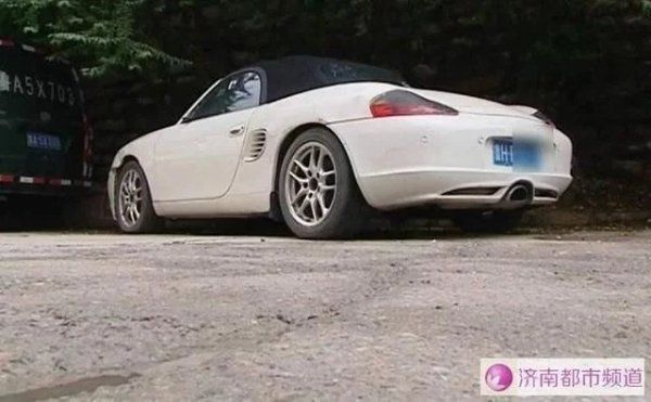  济南|济南一小区旁，一辆保时捷成“僵尸车”，五年无人认领……