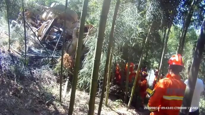  老方|惊险！杭州一货车翻下山坡，司机被压在30吨重的车子下！事发原因令人叹息…