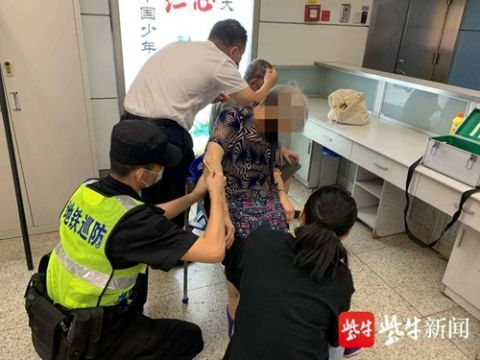 老夫妻|老夫妻乘坐电扶梯双双摔倒 警方提醒正确乘坐方式要牢记