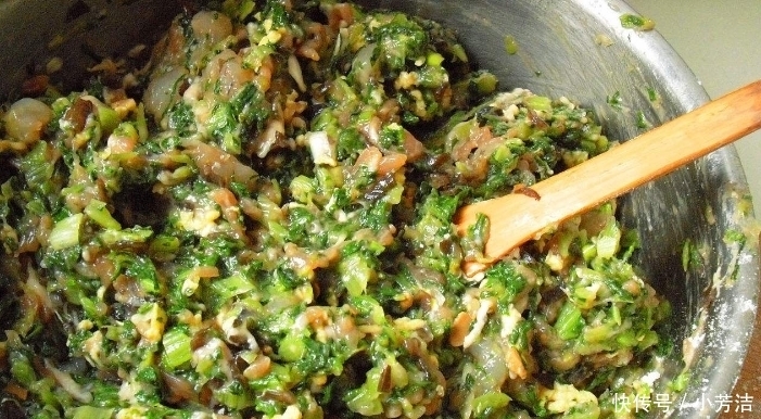  可口|调韭菜饺子馅，教你几个小技巧，韭菜不出水不变色，鲜香可口
