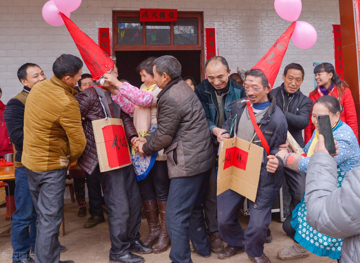 练家子|婚闹者强按新娘磕头，哪知新娘是个“练家子”，结果惨了