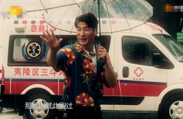  拍到|中餐厅合伙人下游船揽客，镜头却拍到岸边的救护车，令人点赞