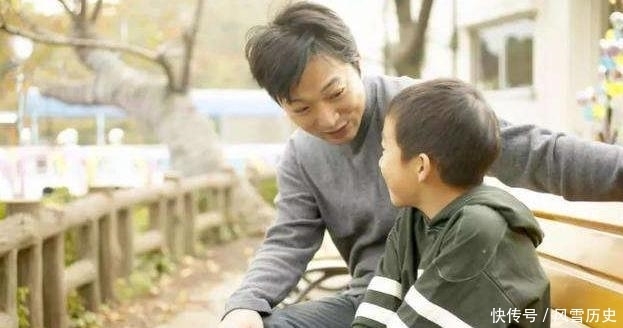 文琪|“吃你口鸡排怎么了？”，熊孩子抢走鸡排就咬，女孩：我有重感冒