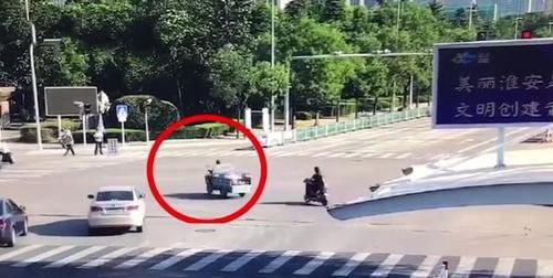  电动三轮车|75岁大爷卖鹅违章，交警买下全部大鹅，并称：自己也有年迈的父母