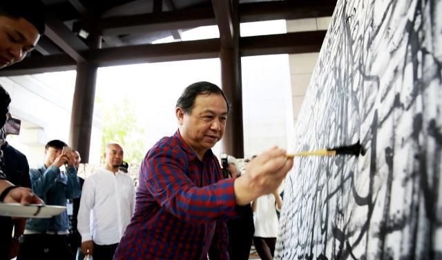  沉寂|沉寂半年，曾翔又办“书法展”，这次比“吼书”更另类