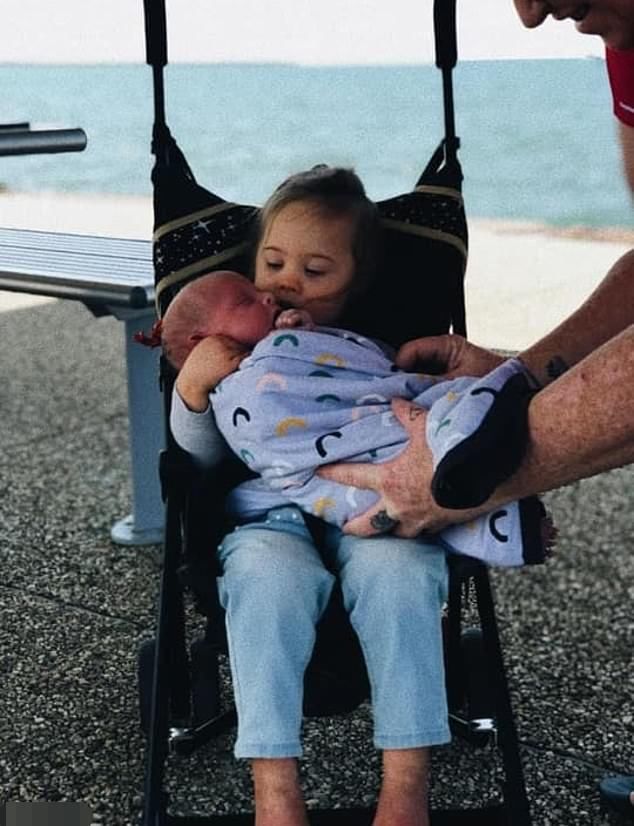  活活|女孩刚出生几天母亲就离开人世，4岁时被父亲活活饿死在小床上