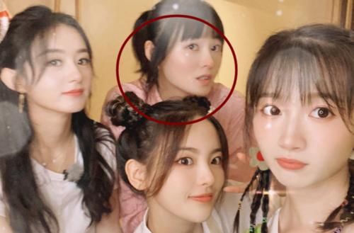  看清|李浩菲晒合影，赵丽颖不是重点，看清身后女助理，3秒内求她所有信息