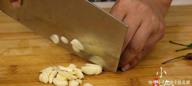  加上|一把韭菜和一块鸭血。如果再加上这一步，鸭血就不会散了