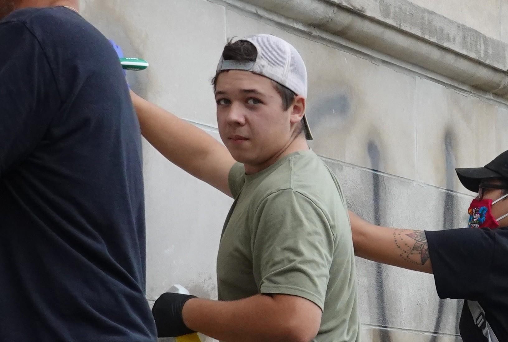 当地|17岁白人少年开枪打死两个黑人 媒体：他很崇拜警察