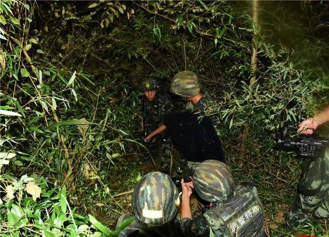  一战|5米外犯罪嫌疑人开枪拒捕，武警中队长果断击毙一战成名