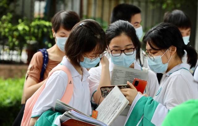 亲密|父女俩在火车上公然秀恩爱,亲密行为令众人反感:严重越界了